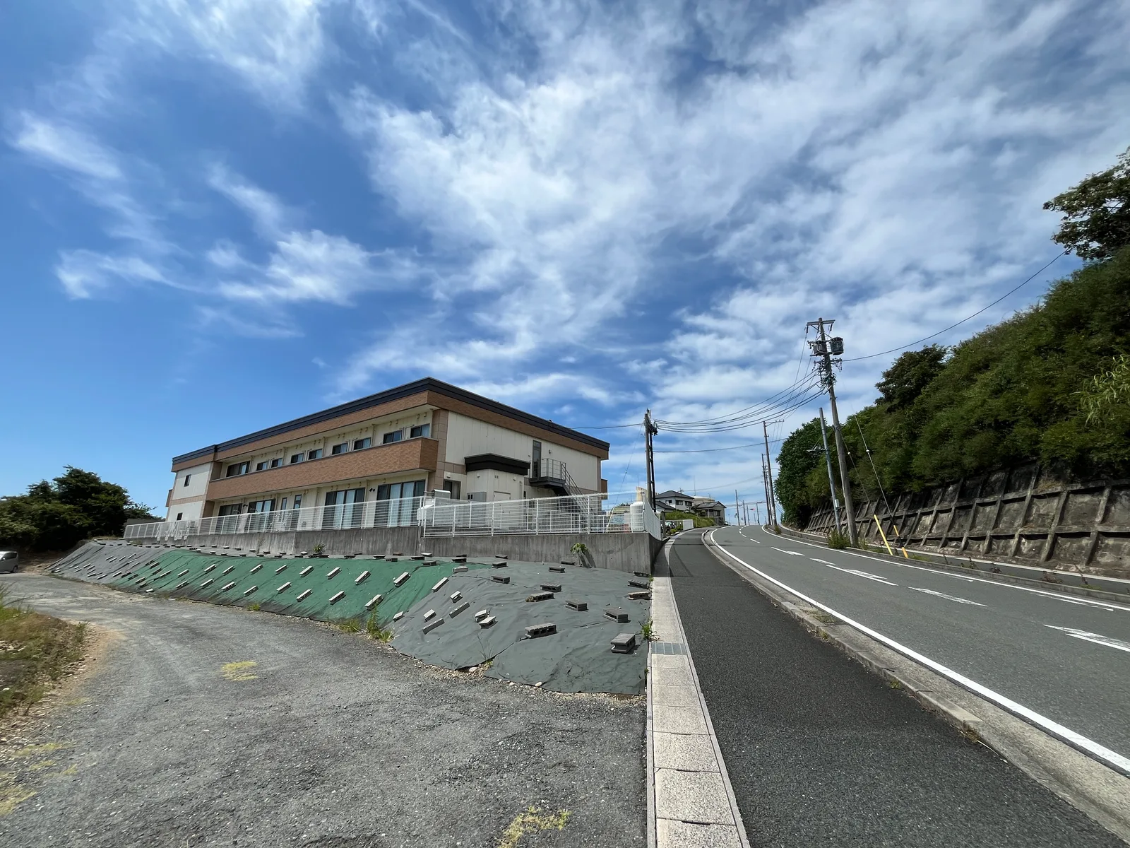 青空の下に建つ、ふじがおか見付連理枝の外観