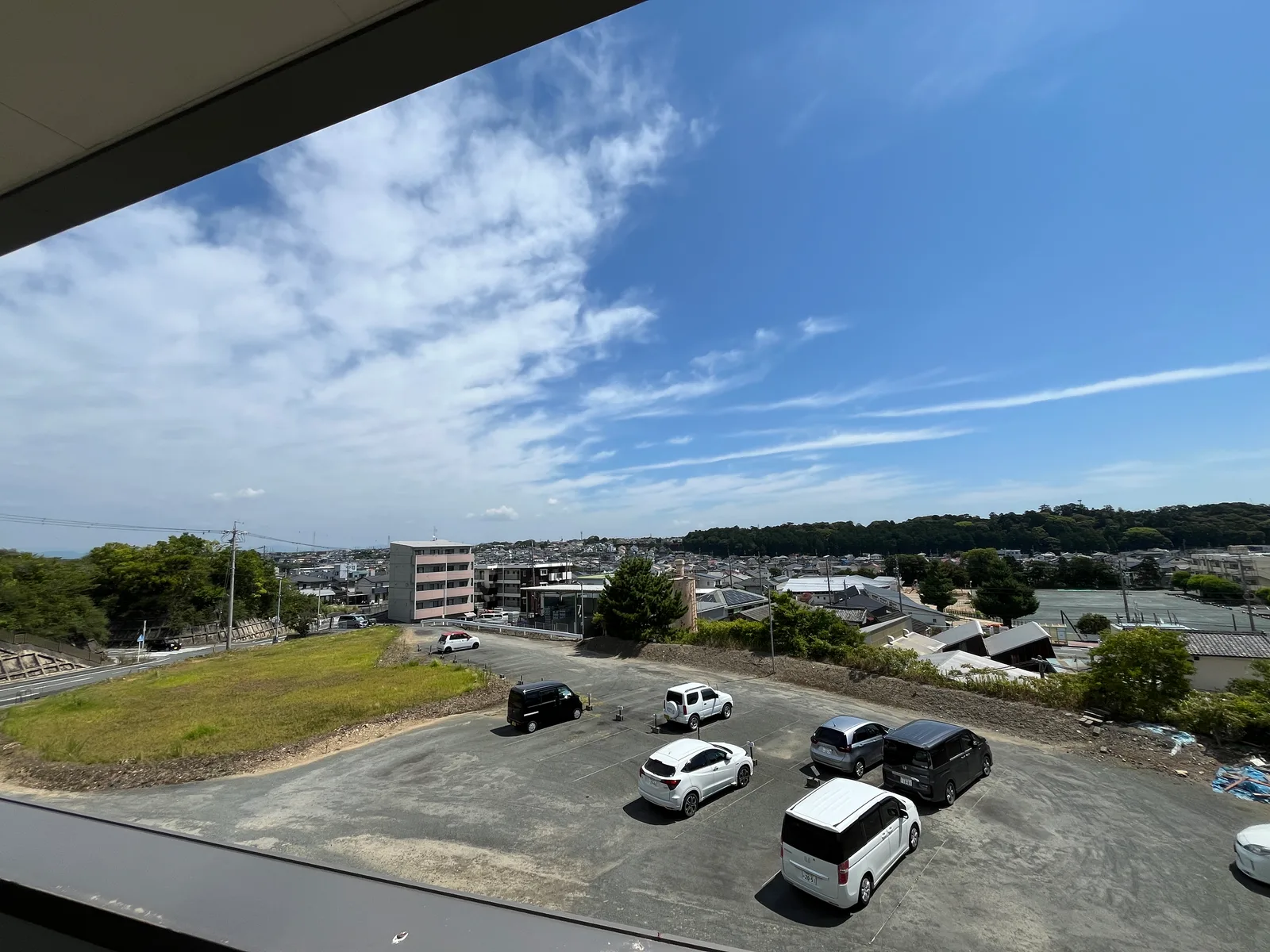 居室の窓から見える磐田市見付の街並み